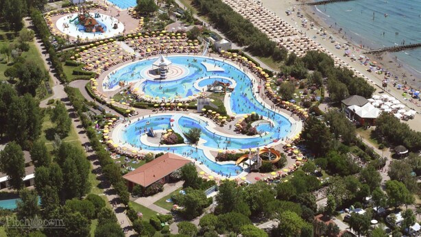 An aerial view of a resort with multiple swimming pools, a beach, and a pier. - Apartment in Caorle Near the Beach (Caorle)