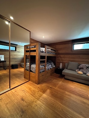 2 slaapkamers, een strijkplank/strijkijzer, wifi, beddengoed