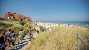A coastal path leading to a beach with houses on the left. - Cocktail 0101 Apartment in De Haan With Terrace (De Haan)