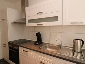 Apartment | Private kitchen | Electric kettle - Essen Aprtment With Balcony (Essen)