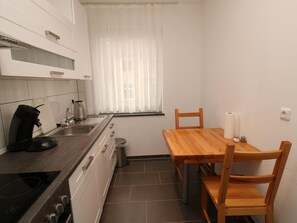 Apartment | Private kitchen | Electric kettle - Essen Aprtment With Balcony (Essen)