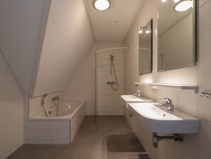 Villa | Bathroom - Villa With Whirlpool and Sauna in Makkum (Makkum)