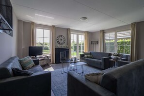 Living room - Villa With Whirlpool and Sauna in Makkum (Makkum)