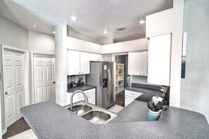 Fridge, microwave, oven, stovetop - 3214 W Bay Ave · Relaxing Retreat:Poolside Escape (Tampa)