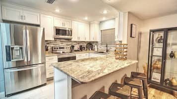 Kylskåp, mikrovågsugn, ugn och spishäll