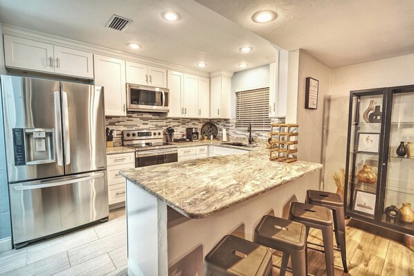 Kühlschrank, Mikrowelle, Ofen, Herdplatte