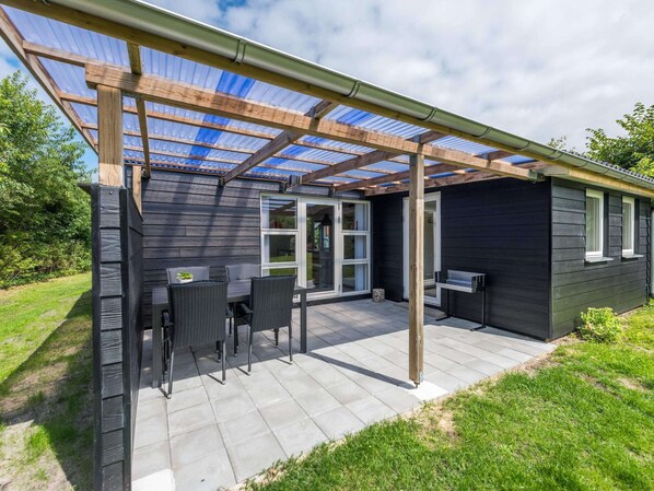 House | Outdoor dining - 4 Star Holiday Home in Tarm (Tarm)