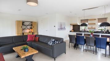 Villa | Dapur peribadi | Ketuhar gelombang mikro, cerek elektrik