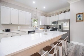 Fridge, microwave, oven, stovetop - Tranquil Southern Haven (Gulfport)