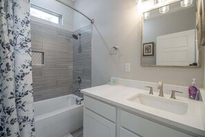 SĂšche-cheveux, serviettes fournies