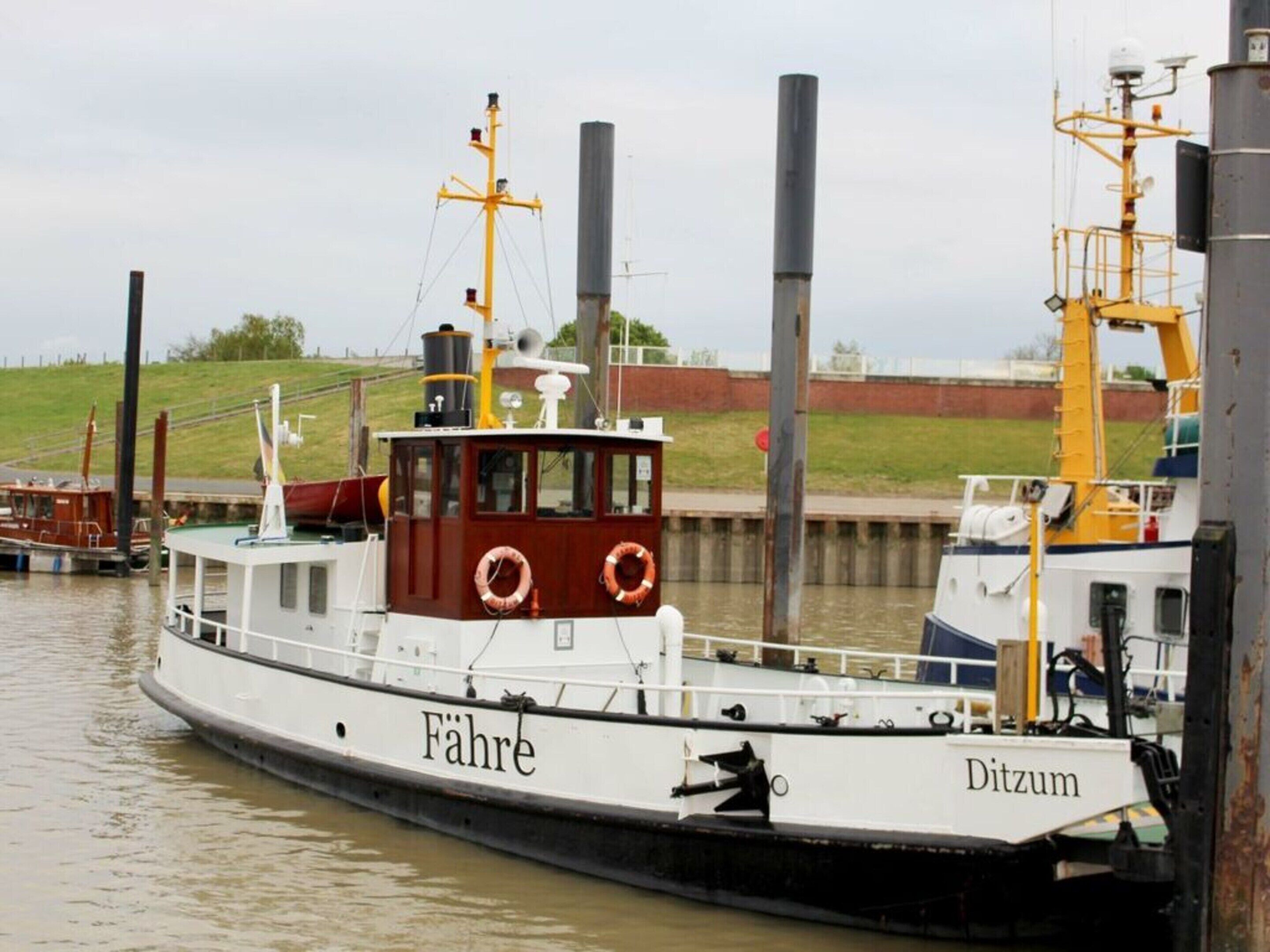 Un barco llamado 'Fähre' atracado en un puerto, con la palabra 'Ditzum' escrita en su costado.