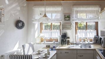 House | Private kitchen | Oven, electric kettle, toaster