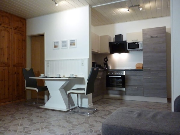 House | Private kitchen | Oven, electric kettle, toaster, high chair