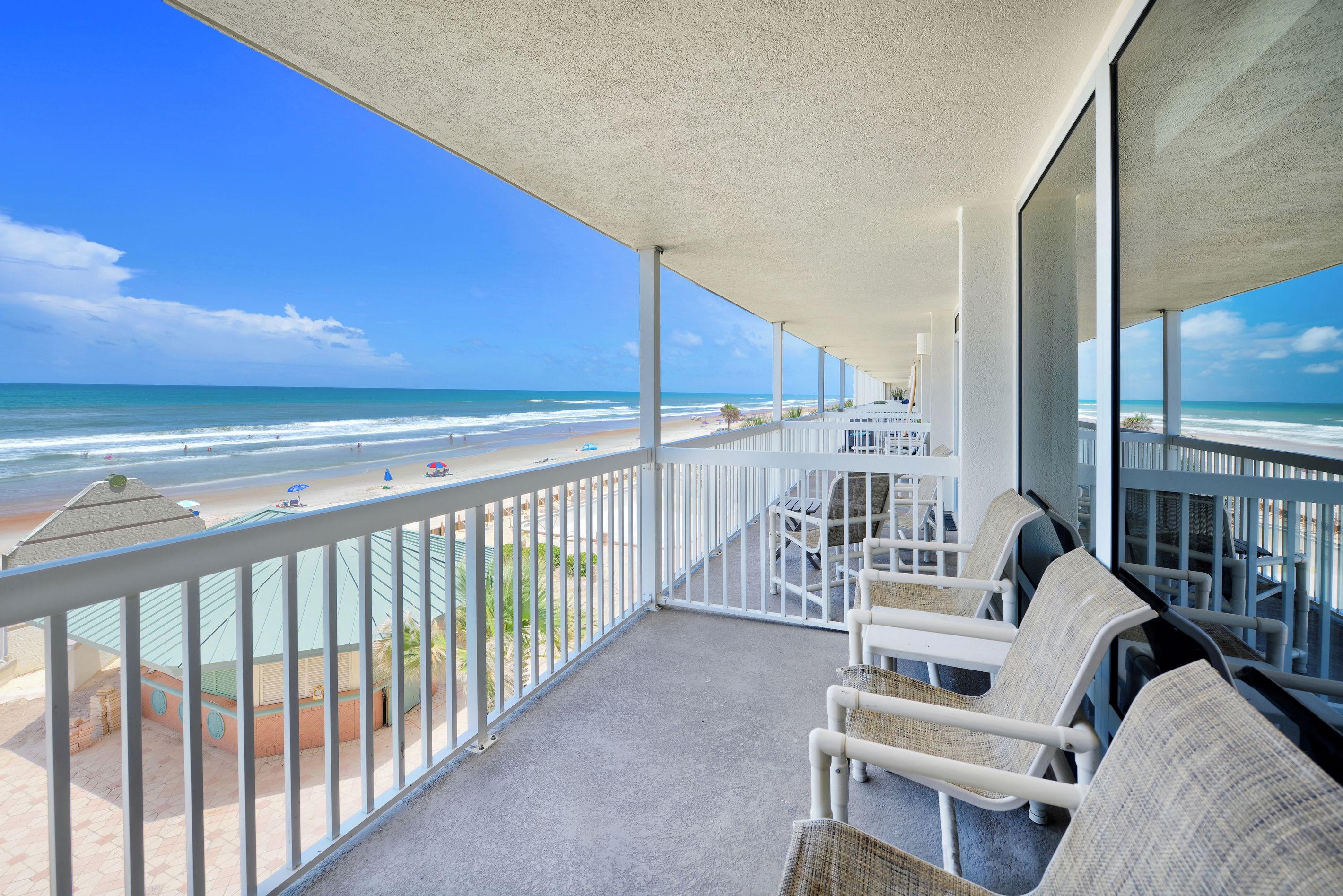 Un balcon avec vue sur la plage et l’océan.