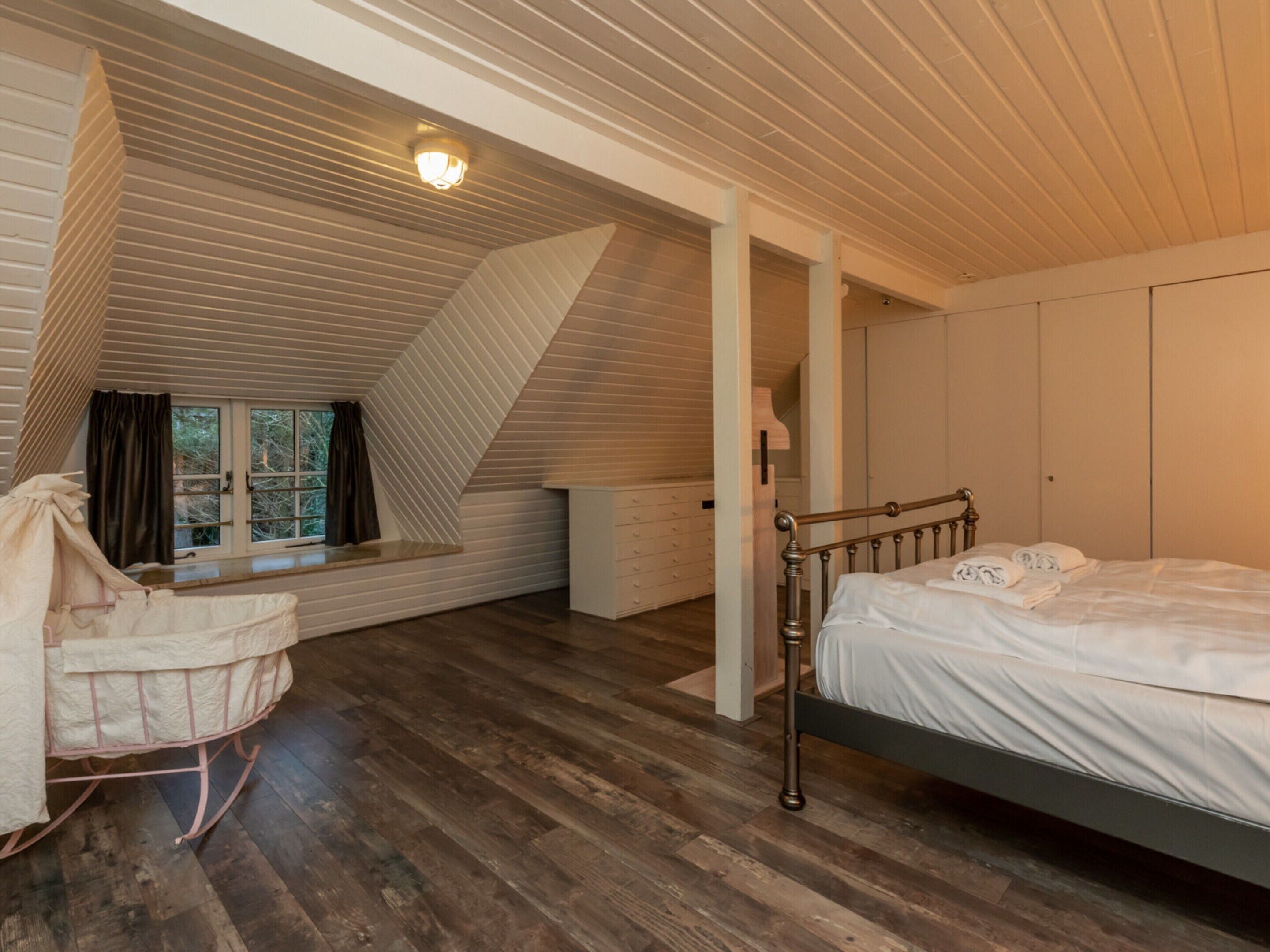 House | 5 bedrooms, bed sheets