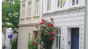 Un bâtiment avec une porte bleue et un drapeau suédois.