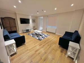 高級公寓, 多張床, 廚房 | 客廳 | 平面電視