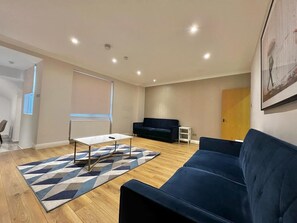 Flat-screen TV - The Beverley Apartments (London)