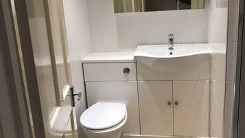 Artículos de tocador gratuitos, secador de pelo, toallas