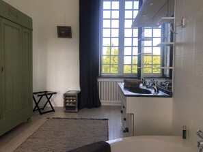 Sèche-cheveux, serviettes fournies, savon, shampoing