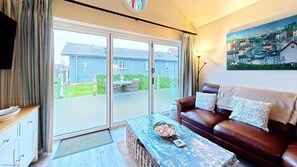 Smart TV, ping pong - Stunning Coastal Beach House - Sleeping 4 in 2 Bedrooms - Pool and Beach Access Included. (Filey)