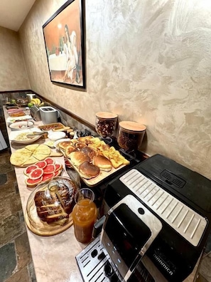 Café da manhã com buffet grátis todos os dias