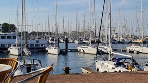 A marina with numerous sailboats docked. - Holiday Home in Scherpenisse Near the Sea (Scherpenisse)