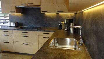 Chalet | Dapur pribadi | Ketel listrik, pemanggang roti, dan kursi makan untuk bayi