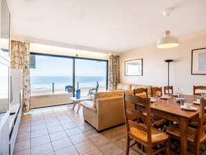 Apartment | Private kitchen | Electric kettle, toaster, high chair - Apartment in St-idesbald With Sea View (Koksijde)