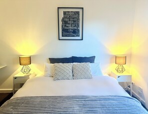 3 soverom, skrivebord, strykejern/-brett og reiseseng for barn