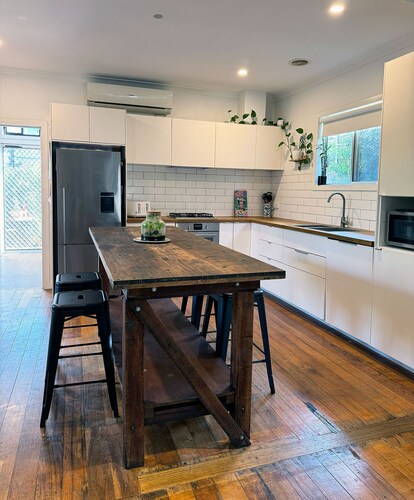 The Roy ✨ Family home close to airport + train