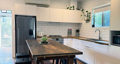 The Roy ✨ Family home close to airport + train