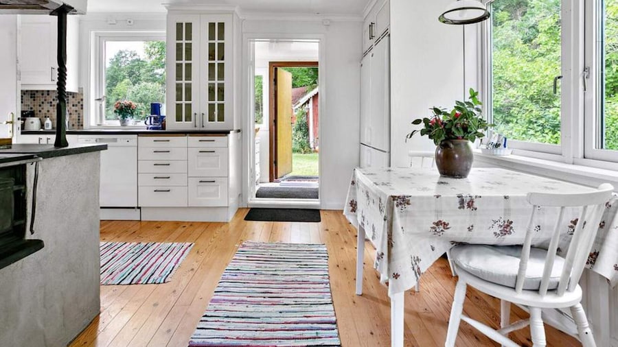 Seaside Cottage With Balcony and Grill