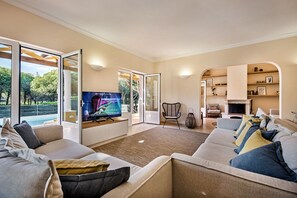 Villa | Living area - Large Villa With Swimming Pool Within Walking Distance to the Beach (Castro Marim)