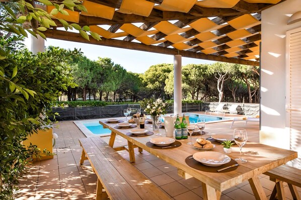 Villa | Balcony - Large Villa With Swimming Pool Within Walking Distance to the Beach (Castro Marim)