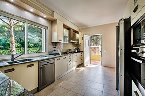 Villa | Private kitchen - Large Villa With Swimming Pool Within Walking Distance to the Beach (Castro Marim)