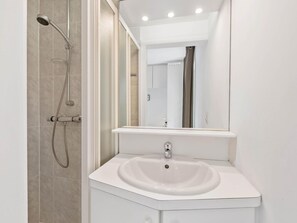 Apartment | Bathroom
