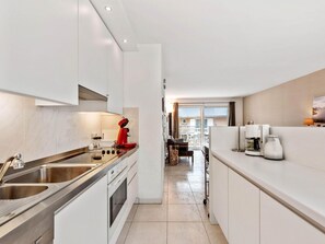 Appartement | Cuisine privée | Bouilloire électrique, grille-pain, chaise haute