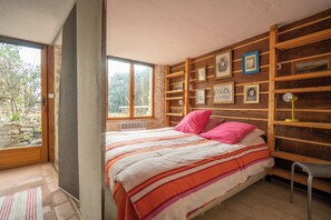 3 habitaciones, tabla de planchar con plancha y ropa de cama