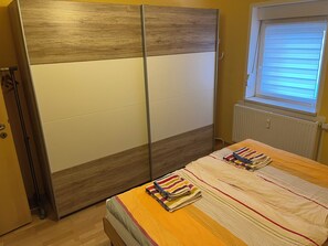 1 bedroom, desk, free WiFi, bed sheets - Bodetalapartment, Schöne Moderne Ferienwohnung, Ruhige Lage, Eigener Eingang (Thale)