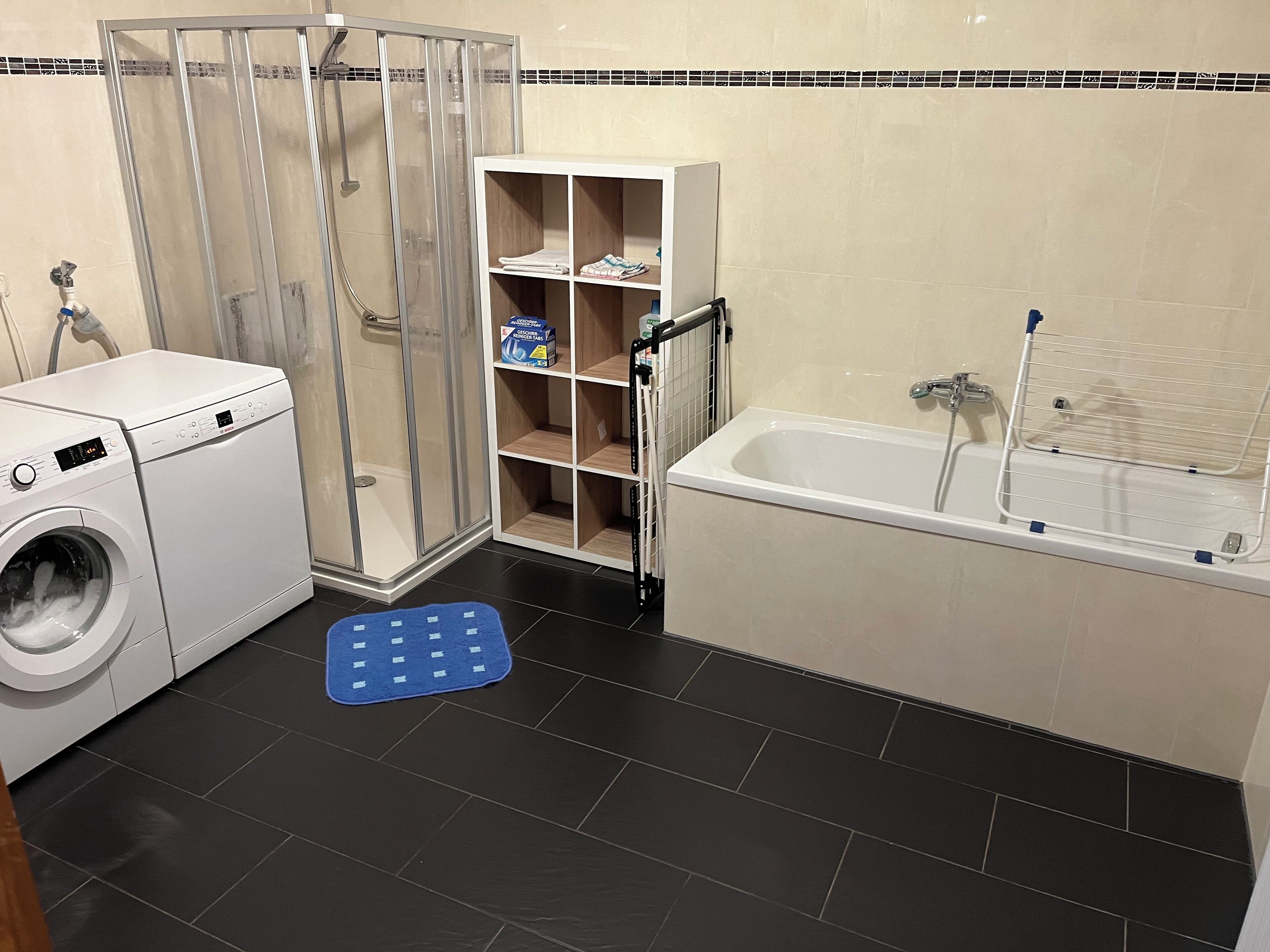 Douche, serviettes fournies, savon