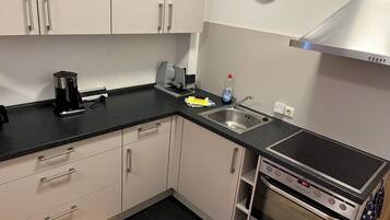 Een koelkast, een oven, een kookplaat, een vaatwasser