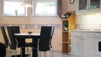 Apartemen | Dapur pribadi | Oven, ketel listrik, dan pemanggang roti