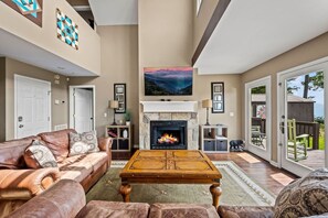 TV, fireplace - Raccoon Ridge: 4BR*Hot Tub*Incredible Views+Privacy! Pet Friendly (Cosby)