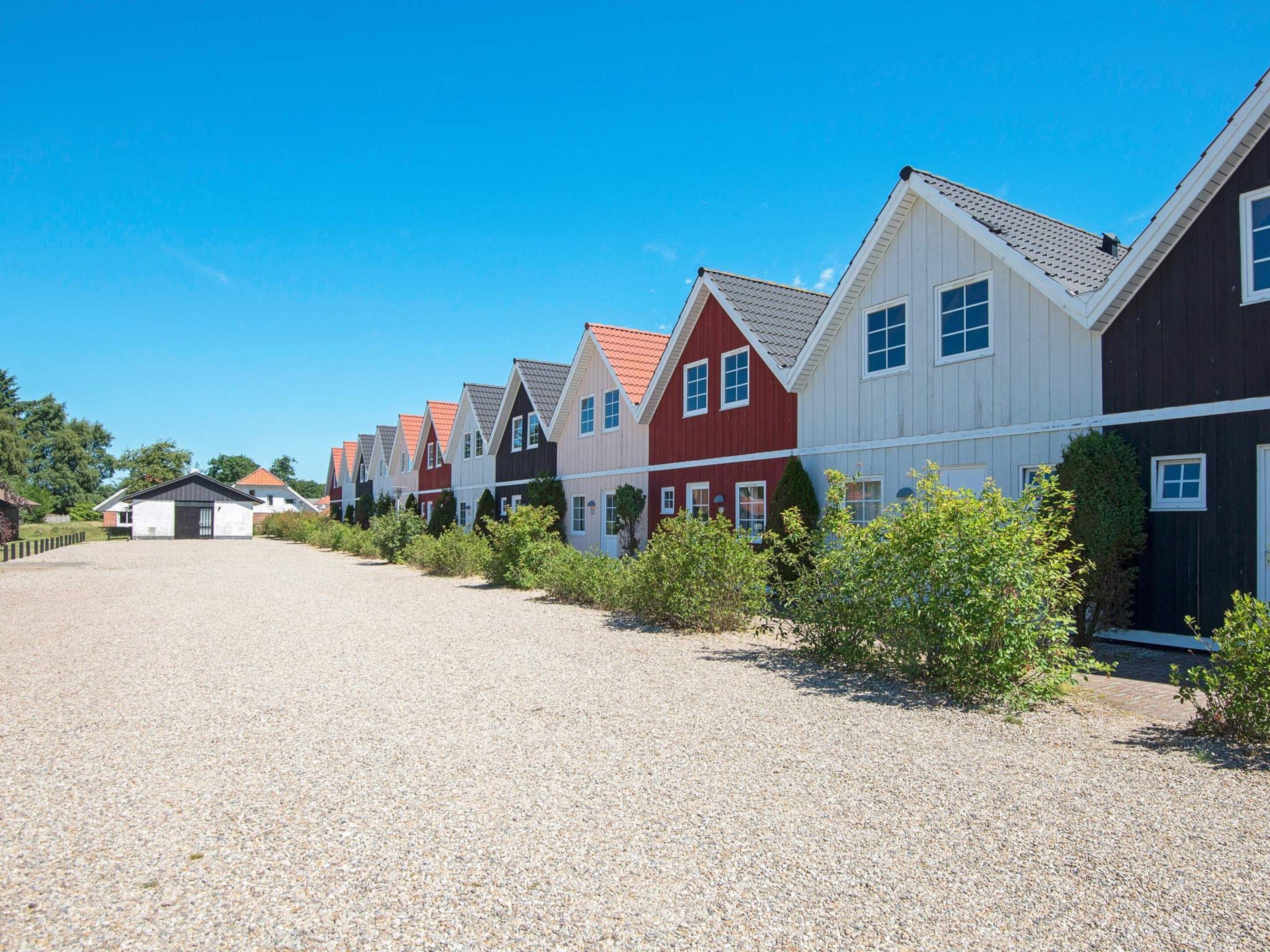 Huse i række med grusbelagt indkørsel.