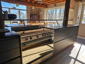 Casa | Cocina privada | Microondas, placa de cocina y cafetera o tetera