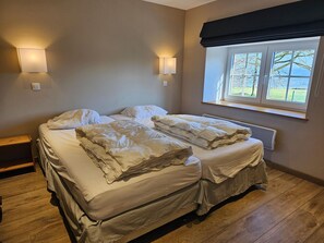 Casa | 7 quartos, individualmente mobiliados, ferros/tábuas de passar roupa