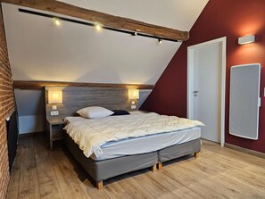 Casa | 7 habitaciones, muebles diferentes y tabla de planchar con plancha 