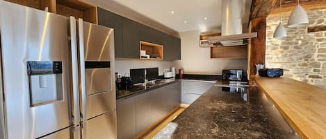 House | Private kitchen | Microwave, stovetop, coffee/tea maker