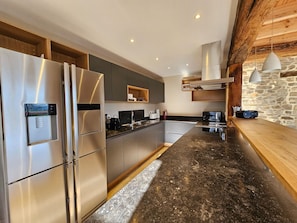 House | Private kitchen | Microwave, stovetop, coffee/tea maker - Holiday Home in Wallonie With Terrace (Pepinster)